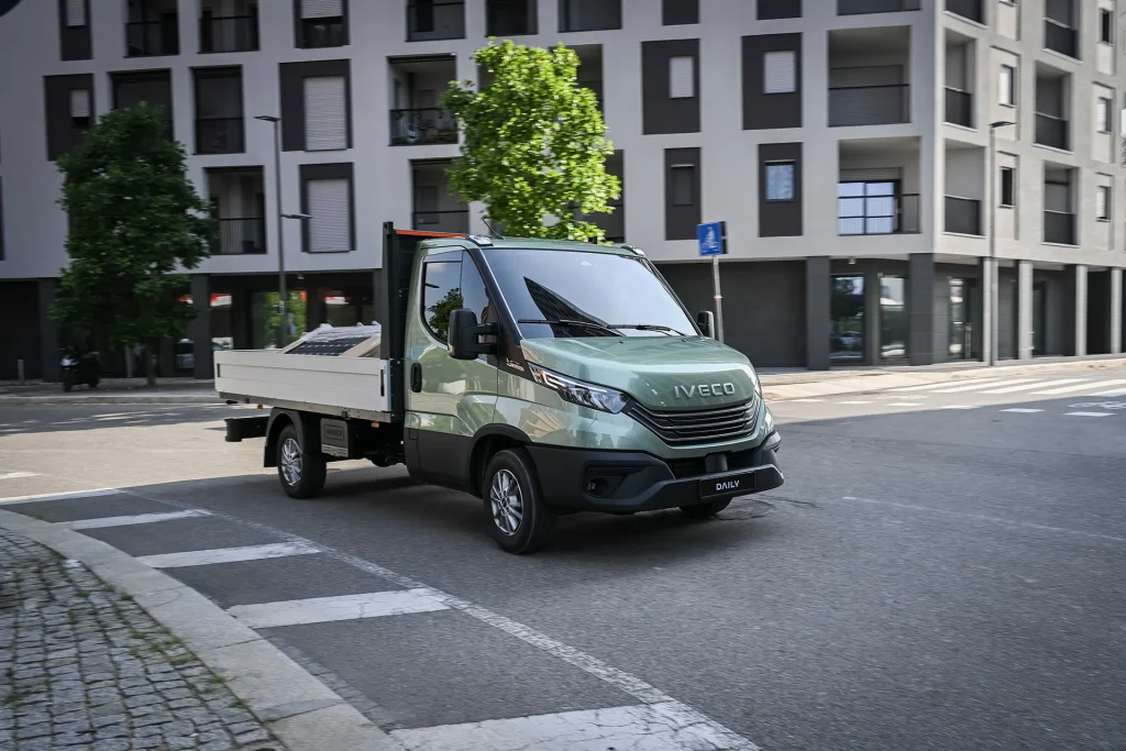 Iveco Daily Cab in Olivgrün auf einer Straße.