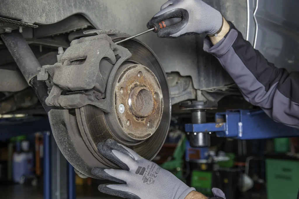 Reparatur von Bremsbelägen bei einem Auto.