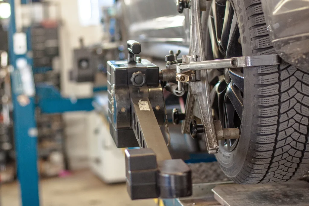 Auto auf einer Hebebühne in einer Autowerkstatt.